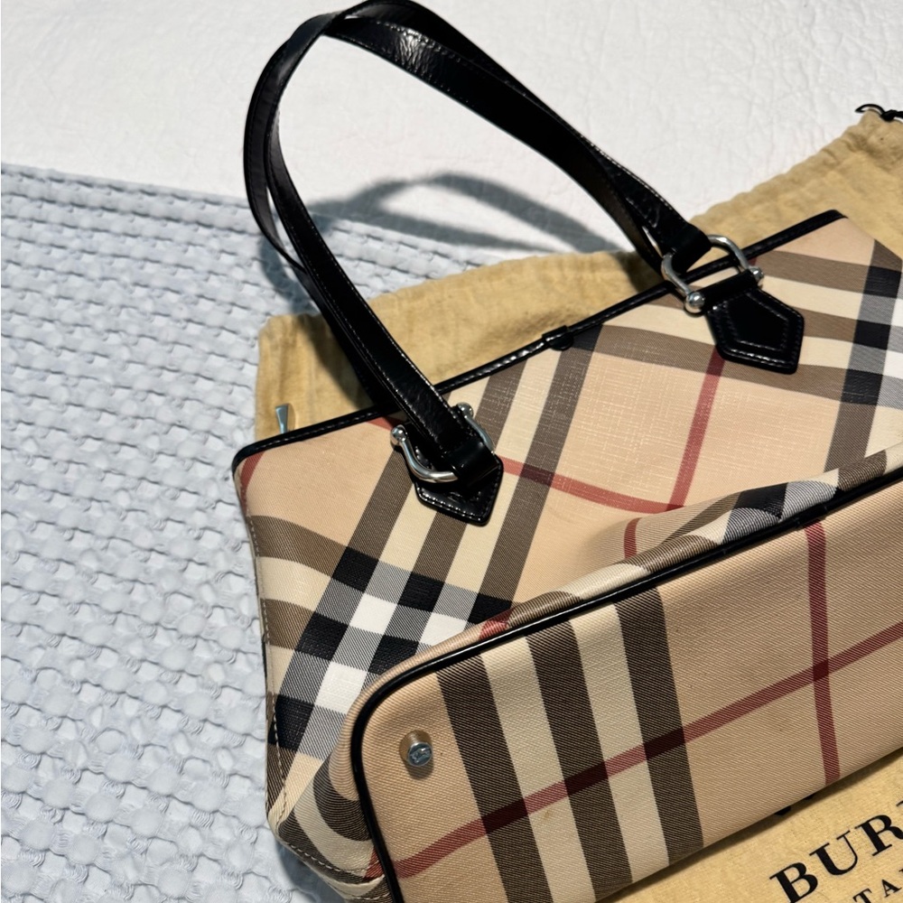 Burberry Cream and Black Shoulder Bag with Elegant Design - Picture 4 of 6
